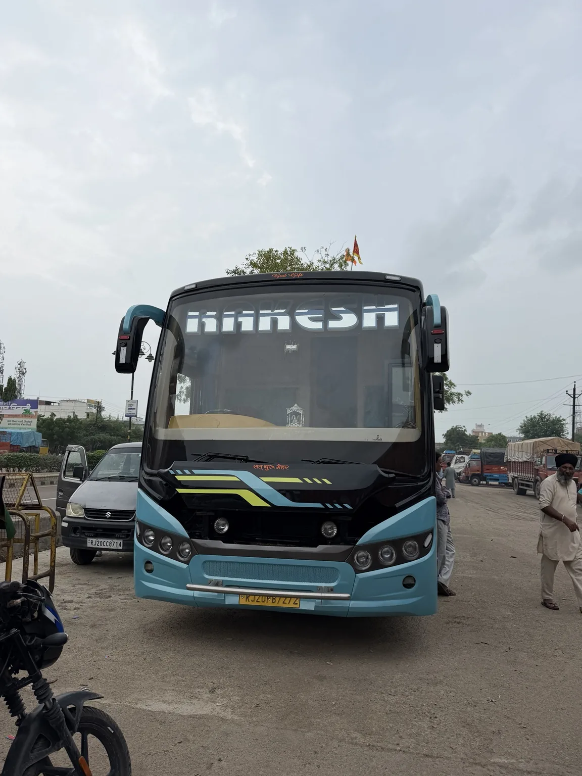 Rakesh Travels front coach